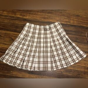 Divided by H&M Women’s size 0 plaid pleated mini-skirt.